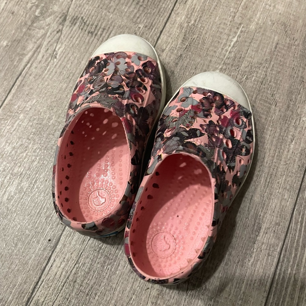 Native toddler shoes. Size 7.